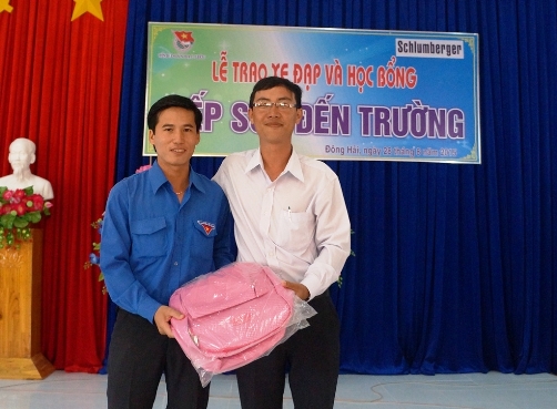 Đại diện nhà tài trợ trao quà cho đại diện huyện đoàn Đông Hải